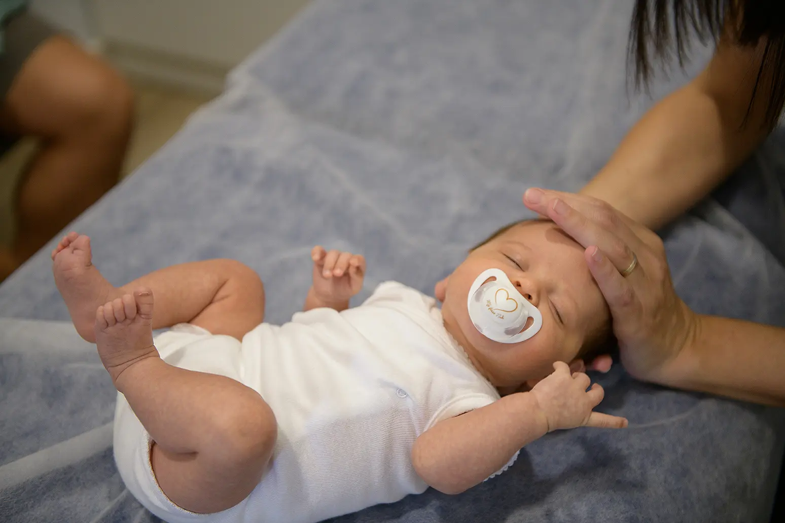 fisio-respiratorio-bebe-teatinos-malaga Bebé recibiendo fisioterapia respiratoria pediátrica en Clínica Angular Málaga