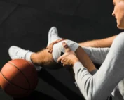 Deportista realizando un calentamiento con ejercicios de movilidad antes de entrenar