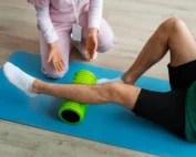 Fisioterapeuta realizando una valoración de rodilla a una deportista en Clínica Angular, Málaga