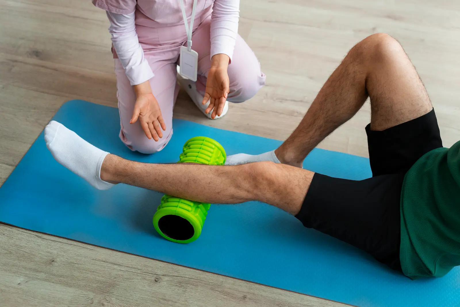 Fisioterapeuta realizando una valoración de rodilla a una deportista en Clínica Angular, Málaga